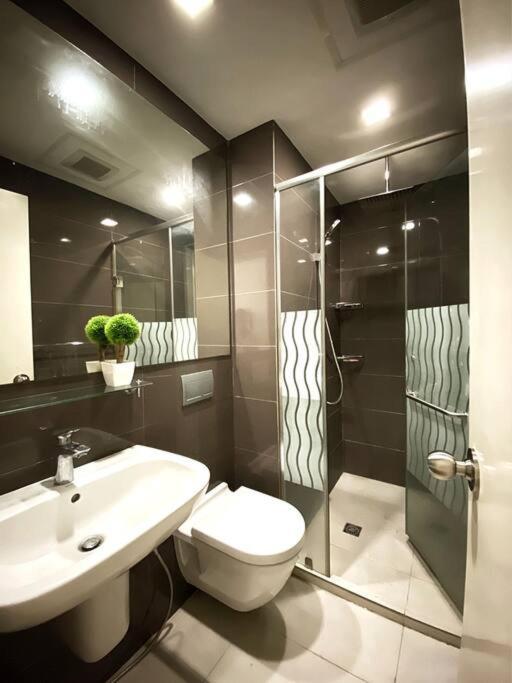 Acqua Private Residence Livingstone Tower Condo Unit With Free Wifi Manila Dış mekan fotoğraf